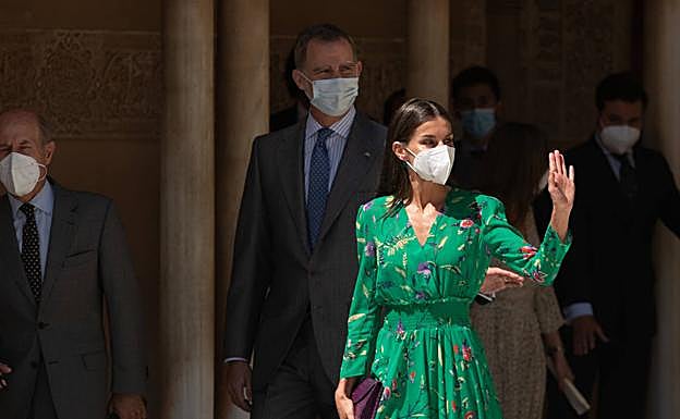 Imagen principal - Los Reyes y los turistas, deseosos de sacarles una foto. 