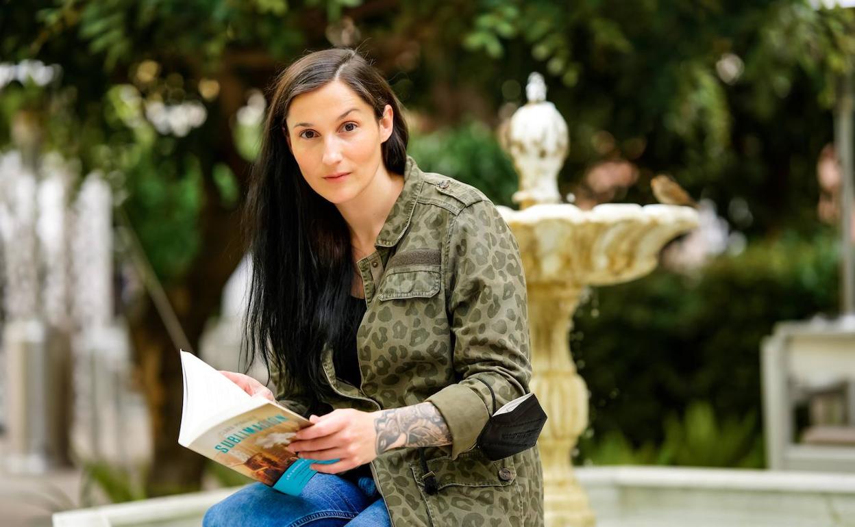 La escritora Clara Peñalver, fotografiada en un céntrico hotel granadino.