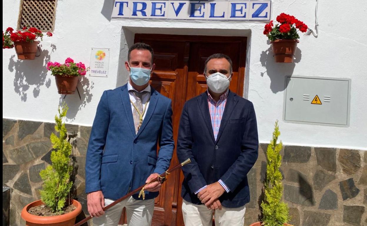 Adrián Gallegos (iz), nuevo alcalde de Trevélez, junto a Francisco Rodríguez, presidente del PP de Granada
