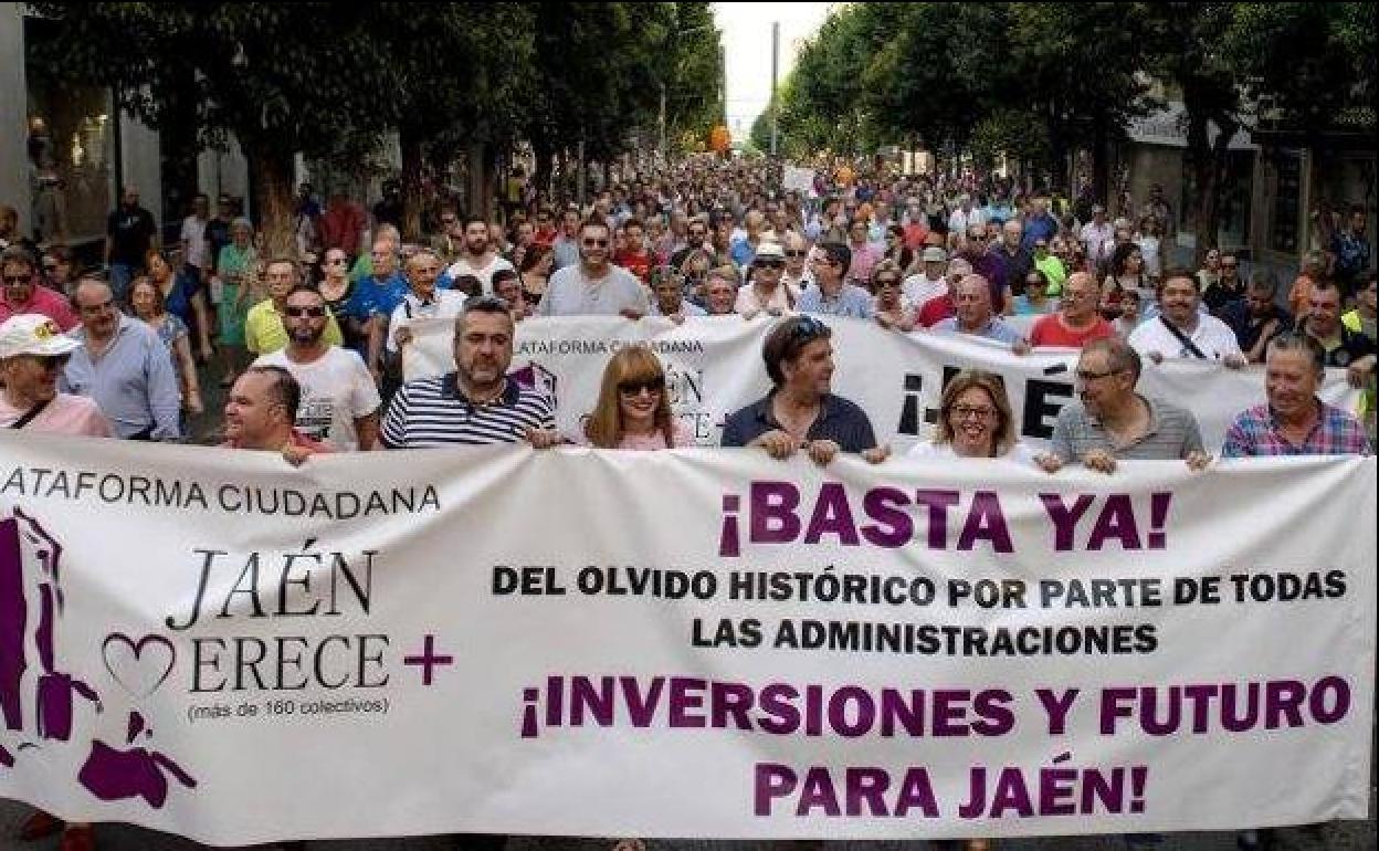 Manifestación de Jaén Merece Más por las calles de la capital. 