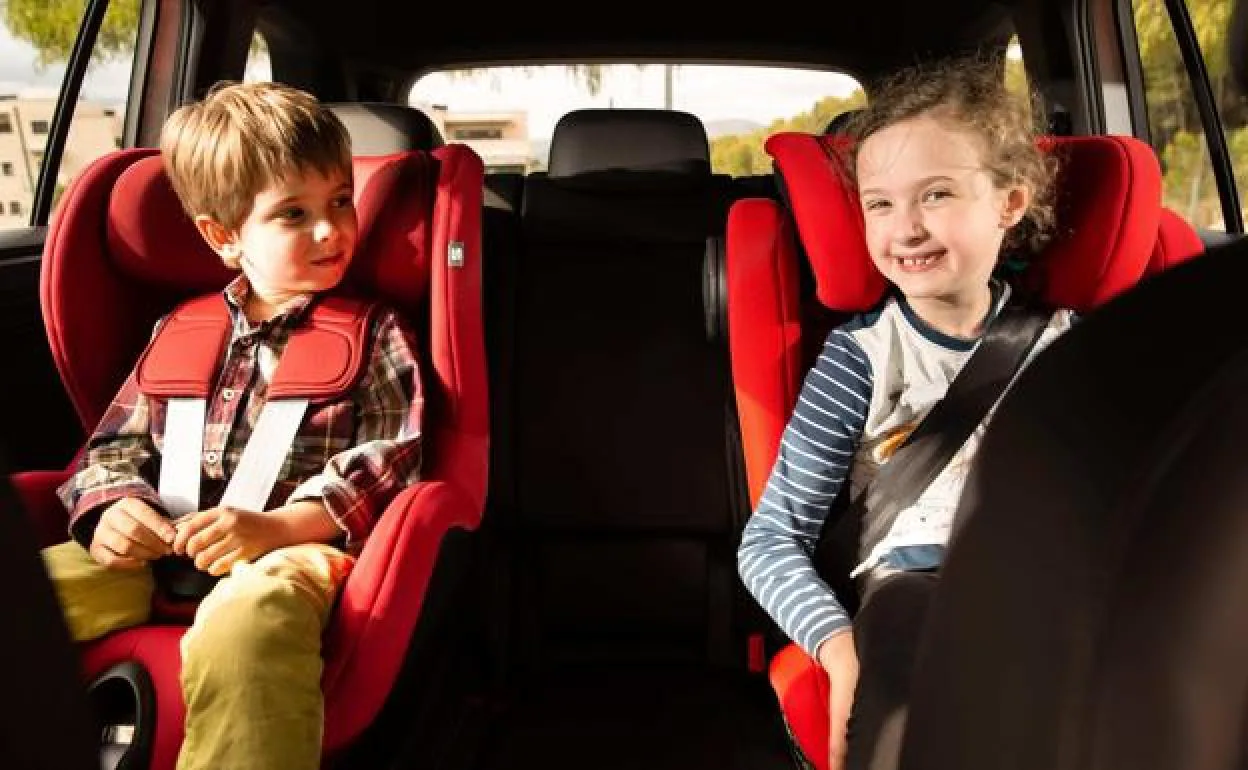 La OCU desaconseja utilizar alzadores para niños en el coche