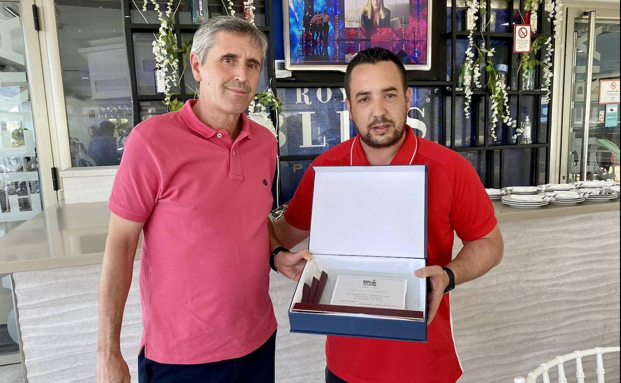 José Valcarcel (izquierda) posa con el presidente saliente, Daniel Hurtado. 