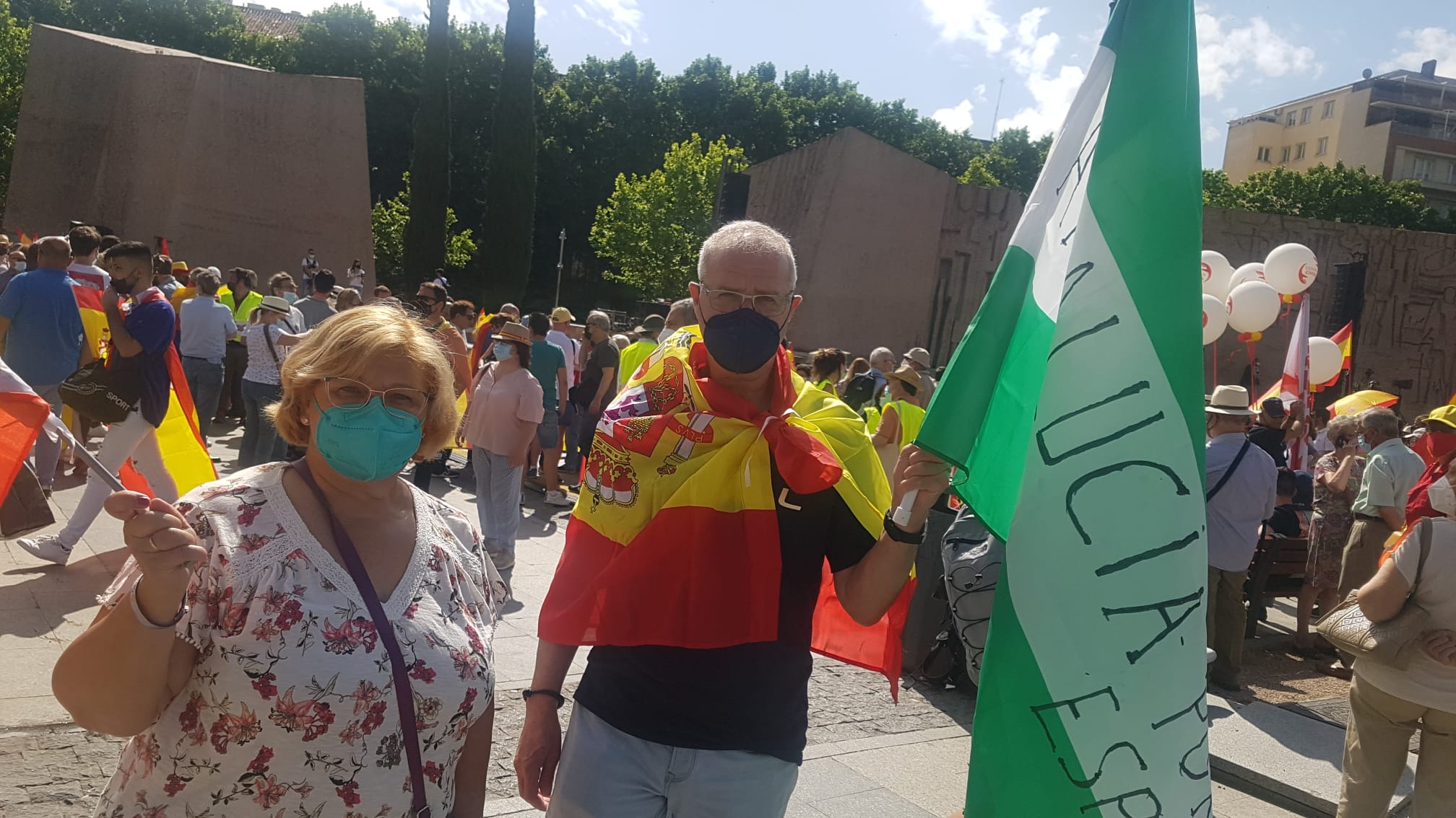 Una hora antes de la concentración, decenas de personas se acercaban ya a la plaza de Colón para protestar por los indultos a los presos del 'procés'.