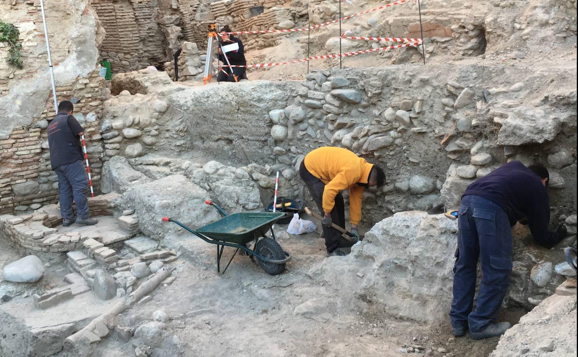 Excavando restos de la acequia de Axares en el Bajo Albaicín. 