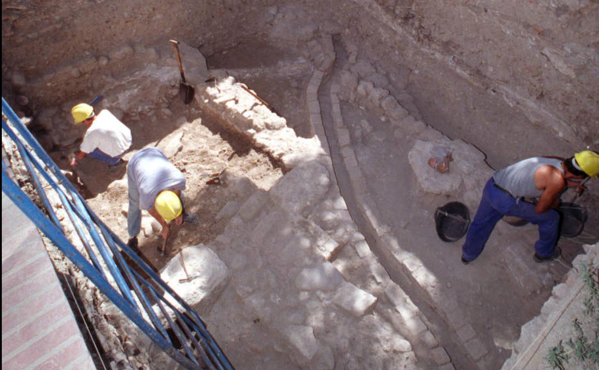 Excavaciones en el Huerto del Carlos, donde aparecieron los primeros restos del alcázar. 