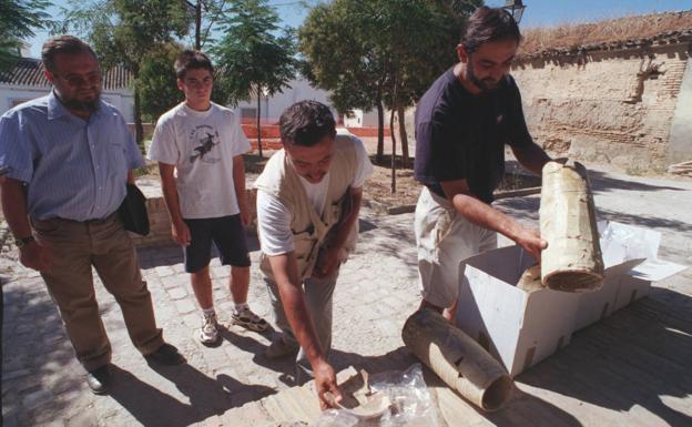 Arqueólogos del Huertos del Carlos mostrando algunas de las piezas de la excavación. 