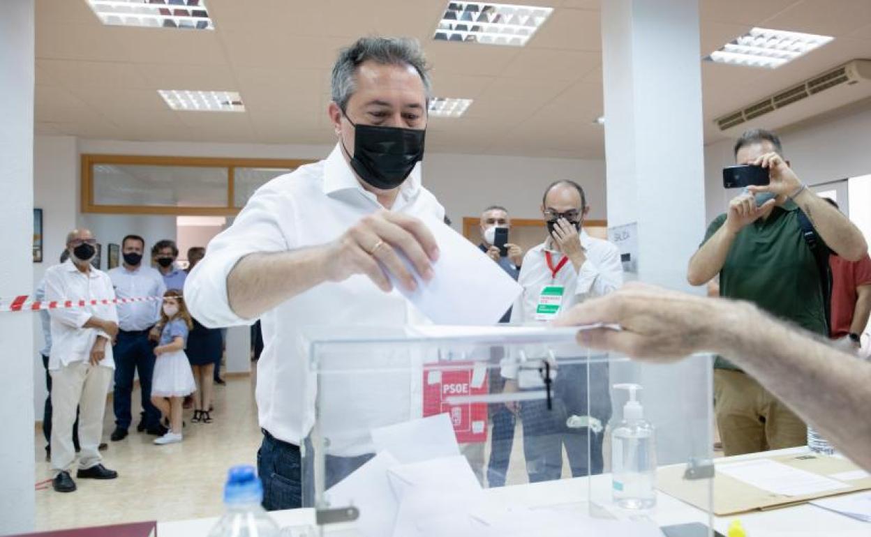 Juan Espdas, votando.