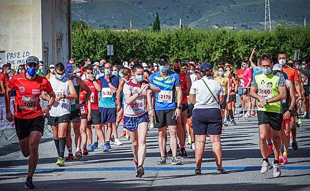 Imagen principal - Los corredores tomaron la salida de forma escalona, como viene siendo habitual a lo largo de esta temporada. 