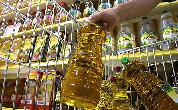 Compra de botellas de aceite de oliva en el supermercado, que sigue siendo el principal canal. 