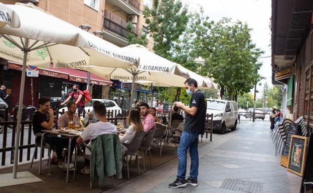 ¿Cuántas personas pueden sentarse por mesa dentro de los bares y en terraza en Andalucía?