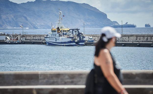 Buque oceanográfico Ángeles Alvariño, amarrado a puerto. 