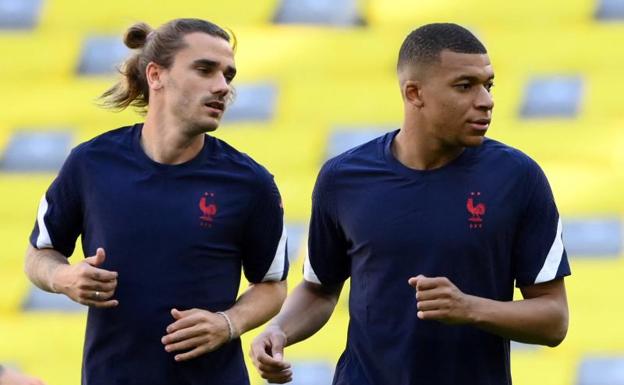 Antoine Griezmann y Kylian Mbappé, durante un entrenamiento de Francia.