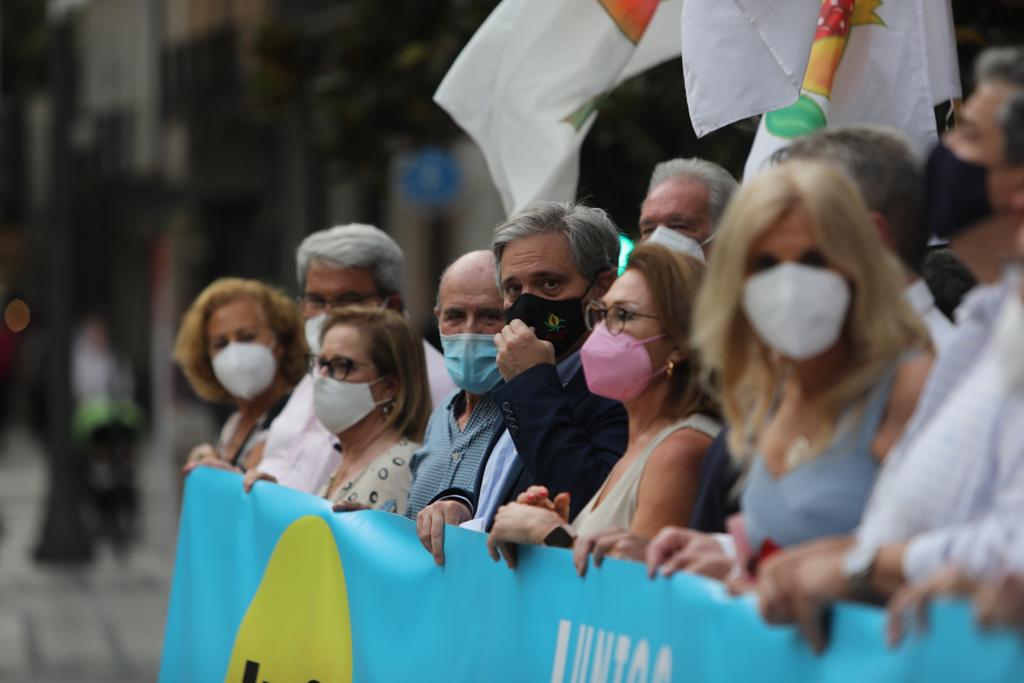 La asociación Juntos por Granada es la promotora de esta concentración, convocada ante la grave crisis municipal que se está produciendo en la ciudad