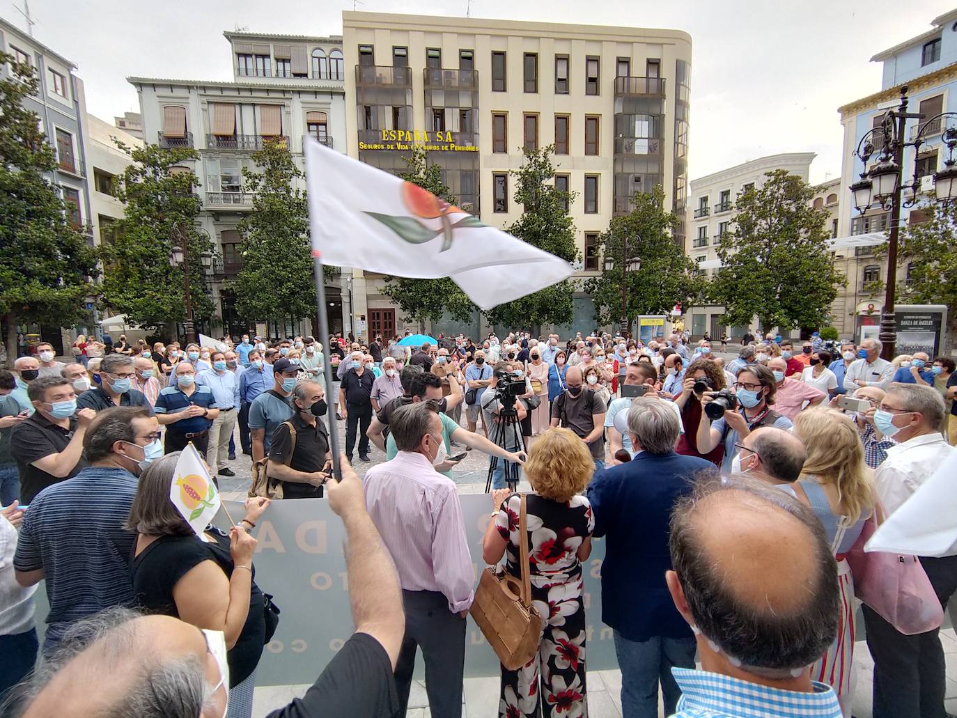 La asociación Juntos por Granada es la promotora de esta concentración, convocada ante la grave crisis municipal que se está produciendo en la ciudad