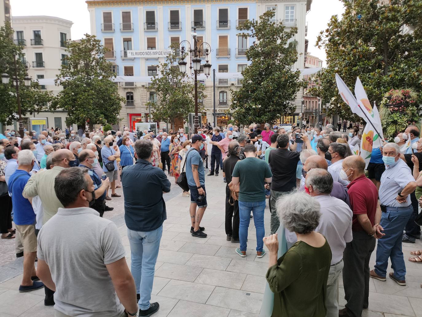 La asociación Juntos por Granada es la promotora de esta concentración, convocada ante la grave crisis municipal que se está produciendo en la ciudad