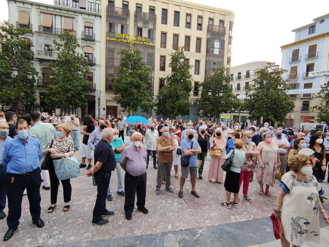 La asociación Juntos por Granada es la promotora de esta concentración, convocada ante la grave crisis municipal que se está produciendo en la ciudad