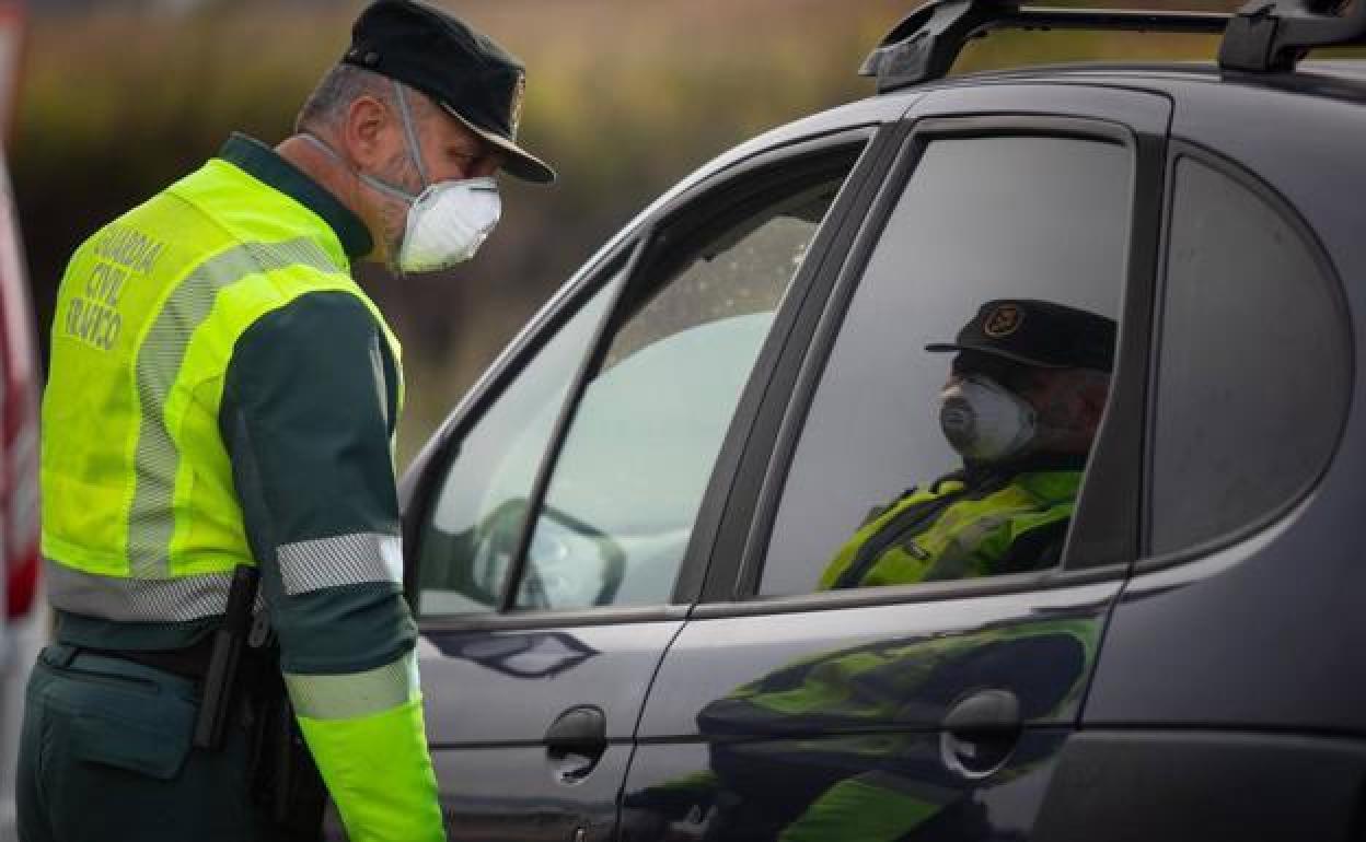 La DGT recuerda cómo actuar cuando la Guardia Civil nos indica que paremos