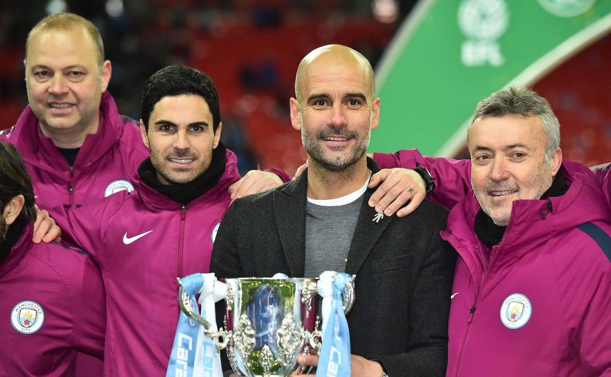 Doménech Torrent, a la derecha de Guardiola, en el Manchester City. 