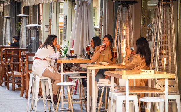 Aumenta el número de personas por mesa en los bares y terrazas de Granada capital