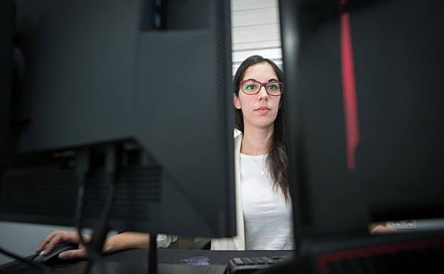 María pasa las ocho horas de su jornada laboral rodeada de pantallas de ordenador. 