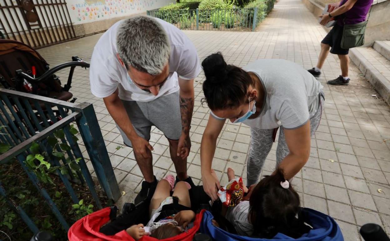 La pareja con dos de sus tres hijos junto a la parroquia de Almanjáyar
