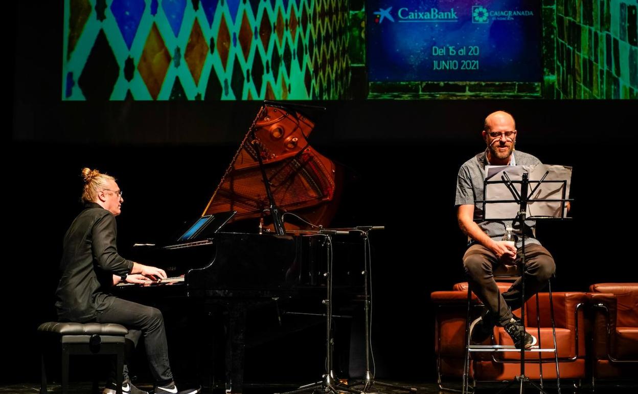 Carlos Arriezu y Alejandro Pedregosa, durante el espectáculo.