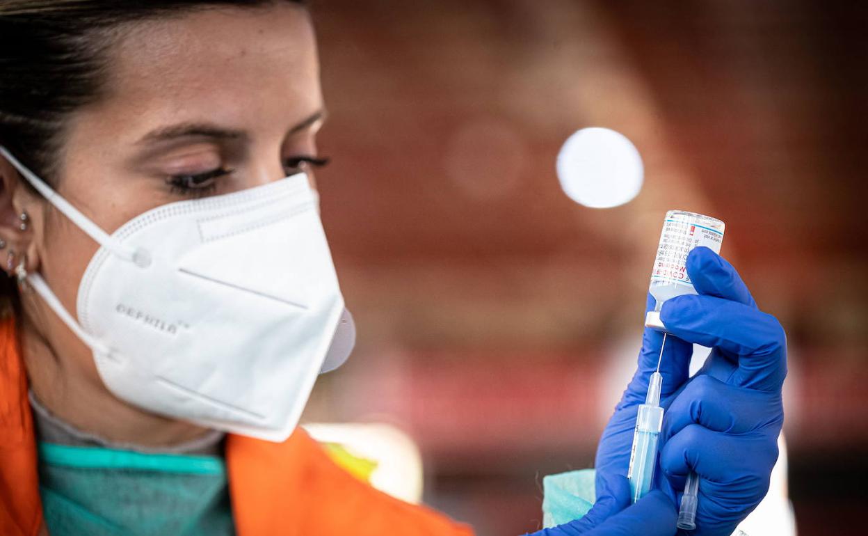 Una enfermera prepara una dosis de la vacuna contra el coronavirus.