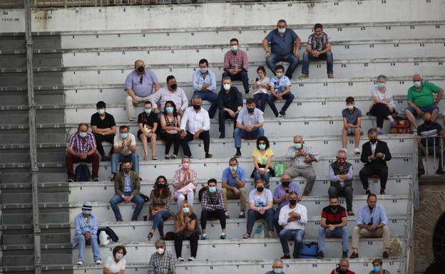 Imagen. Encuéntrate en los tendidos de la plaza de toros de Granada.