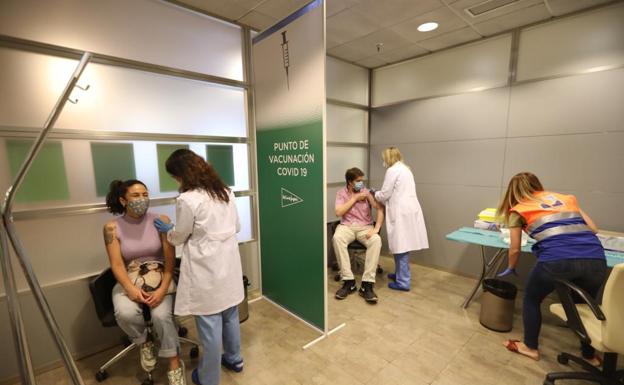 El Corte Inglés ya vacuna a sus empleados en Andalucía: ¿qué marca se les administra?