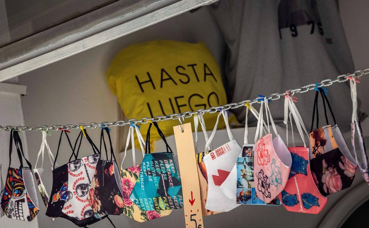 Mascarillas en una tienda de Valencia.