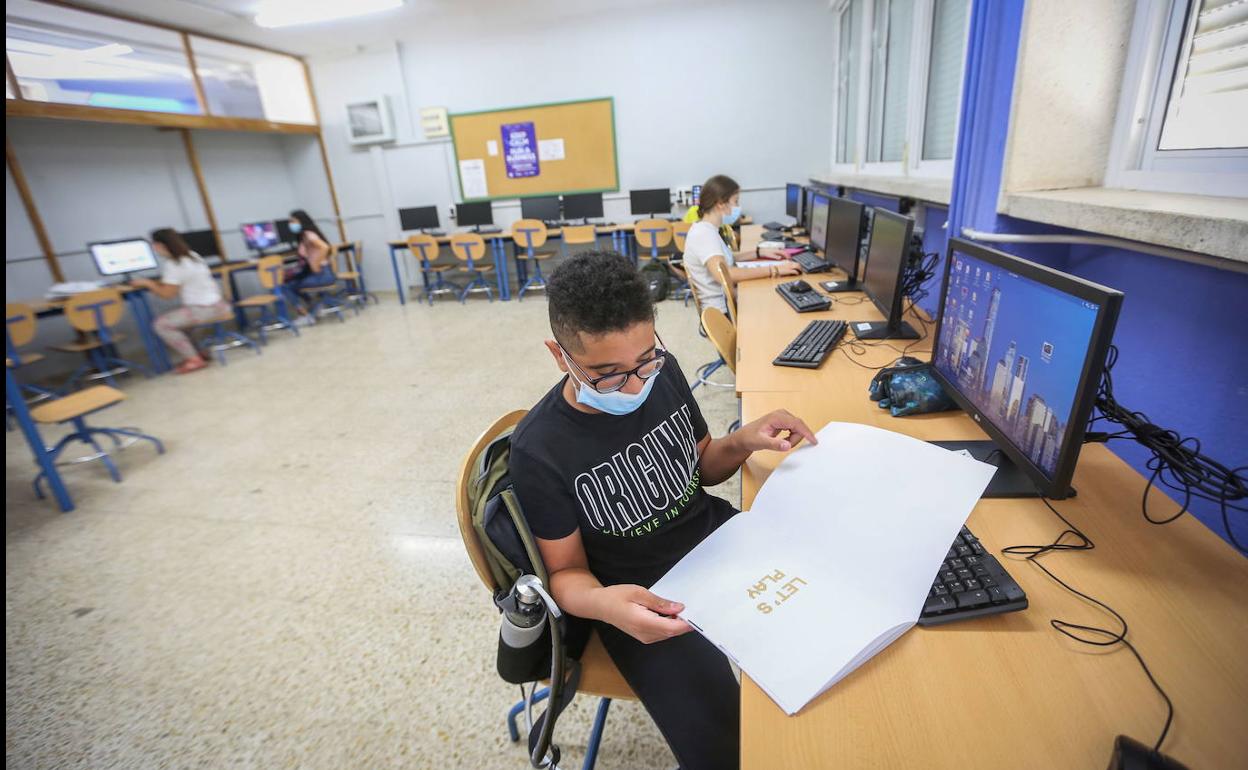 Refuerzo educativo en el instituto Cartuja, el verano pasado. 