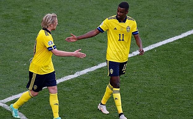 Isak felicita a Forsberg tras su gol.