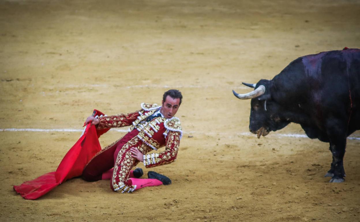 Desplante de 'El Fandi' en uno de sus toros.