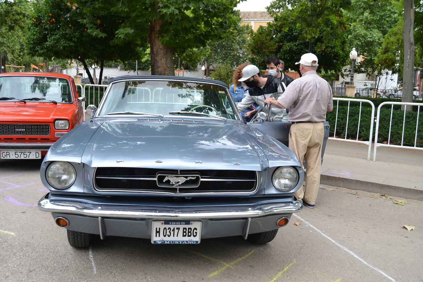 Hasta las 15 horas del domingo se podrán contemplar en el Paseo del Salón, los más de 70 vehículos del siglo pasado participantes en la XVII Ruta Reale.
