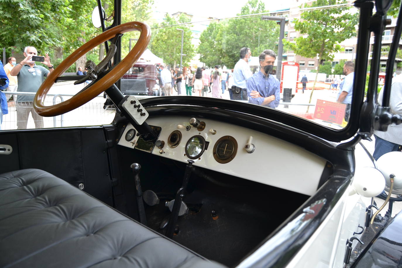 Hasta las 15 horas del domingo se podrán contemplar en el Paseo del Salón, los más de 70 vehículos del siglo pasado participantes en la XVII Ruta Reale.