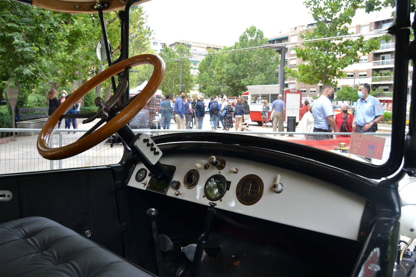 Hasta las 15 horas del domingo se podrán contemplar en el Paseo del Salón, los más de 70 vehículos del siglo pasado participantes en la XVII Ruta Reale.