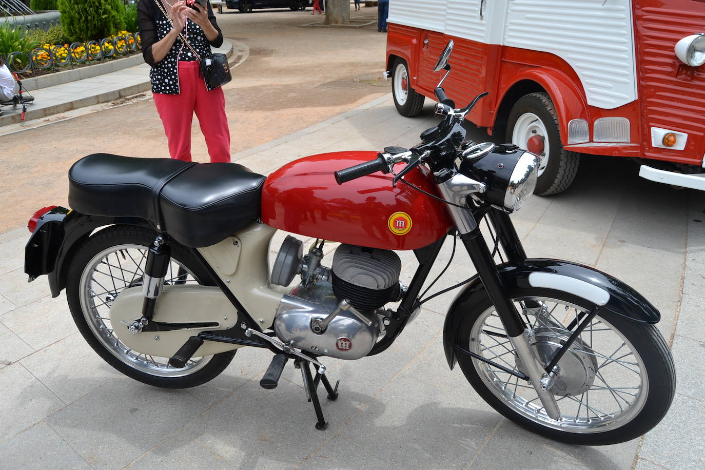 Hasta las 15 horas del domingo se podrán contemplar en el Paseo del Salón, los más de 70 vehículos del siglo pasado participantes en la XVII Ruta Reale.