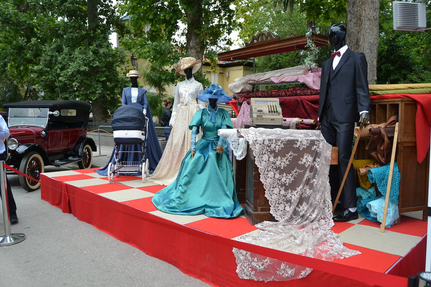 Hasta las 15 horas del domingo se podrán contemplar en el Paseo del Salón, los más de 70 vehículos del siglo pasado participantes en la XVII Ruta Reale.