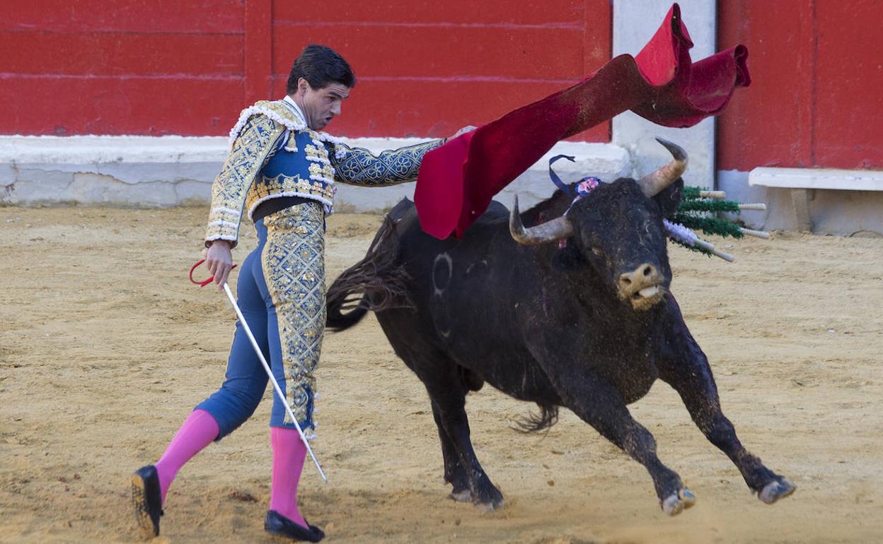 Pase de pecho del sevillano Pablo Aguado al primero de su lote, al que le cortó dos orejas.