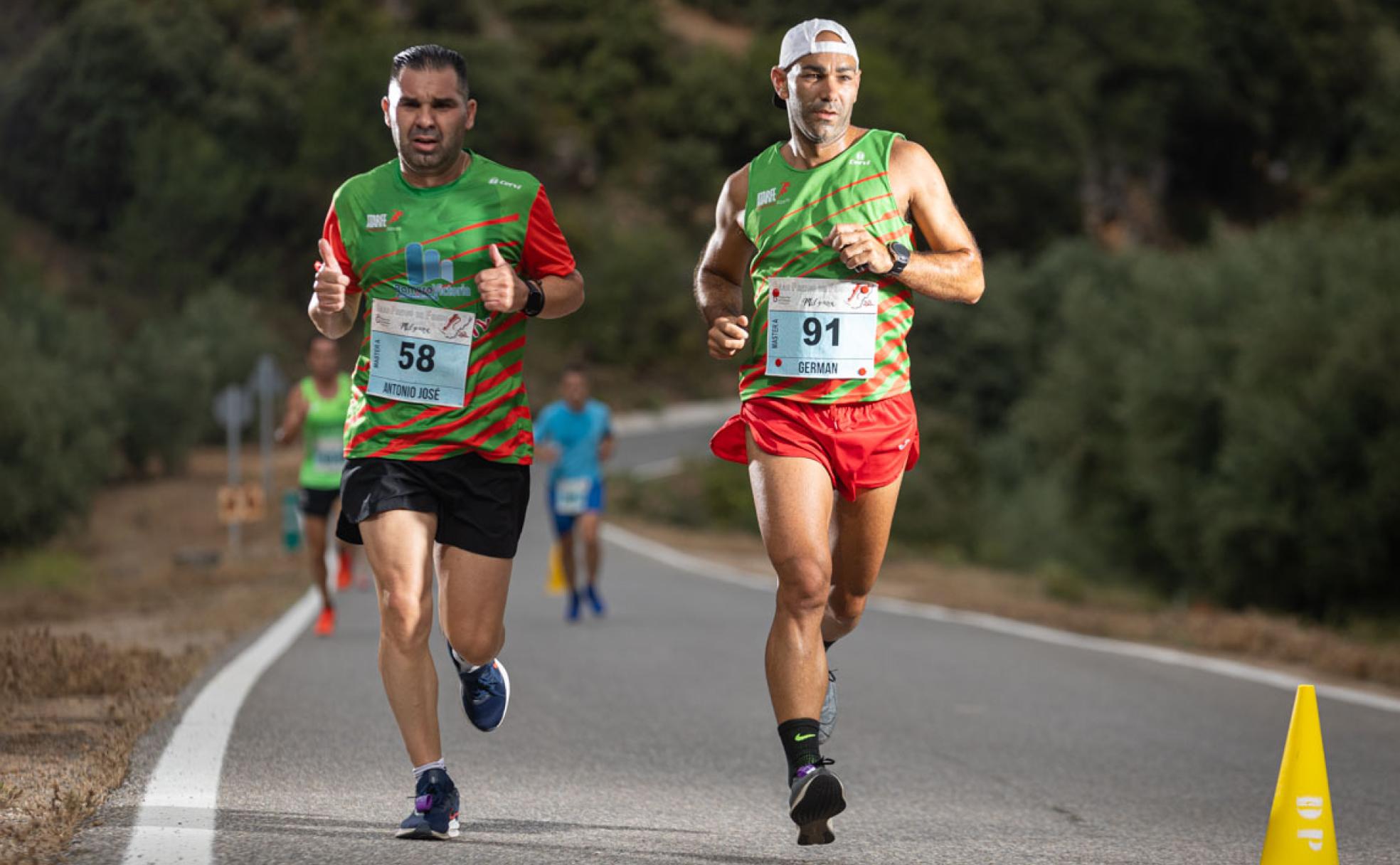 Dos corredores afrontan una nueva subida en la primera Prueba de Fondo Villa de Iznalloz-Sierra Arana
