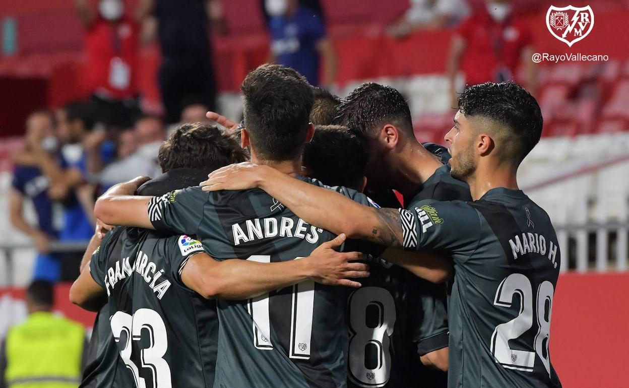 Los jugadores del Rayo Vallecano celebran un gol en Montilivi. 