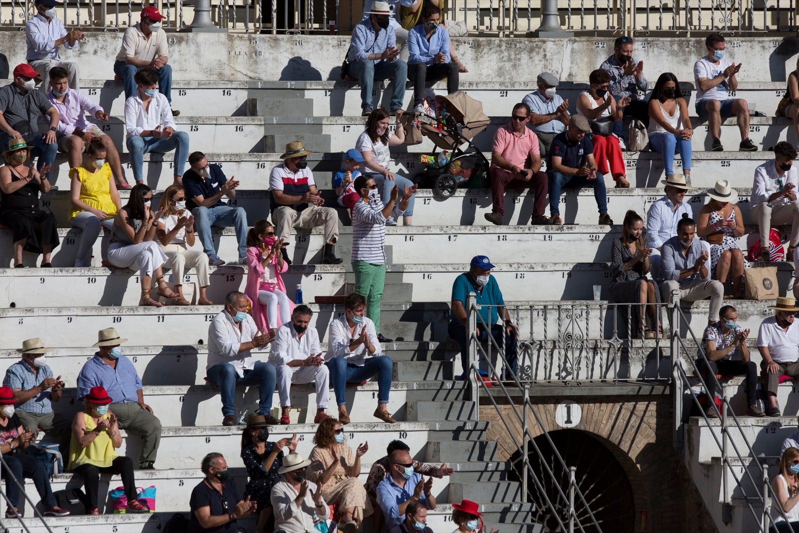 Fotos: Búscate en los tendidos de la Monumental de Frascuelo