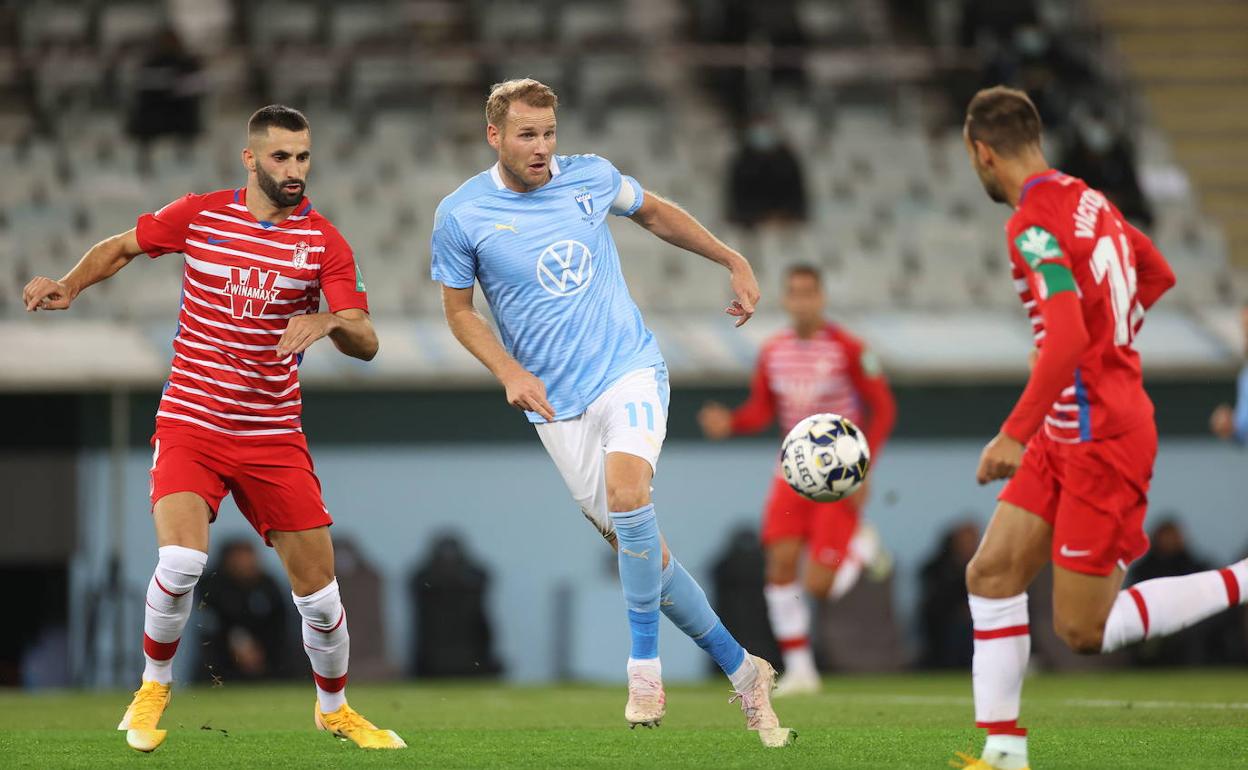 Max Gonalons, a la izquierda, en el partido ante el Malmö, en la previa de la Europa League. 