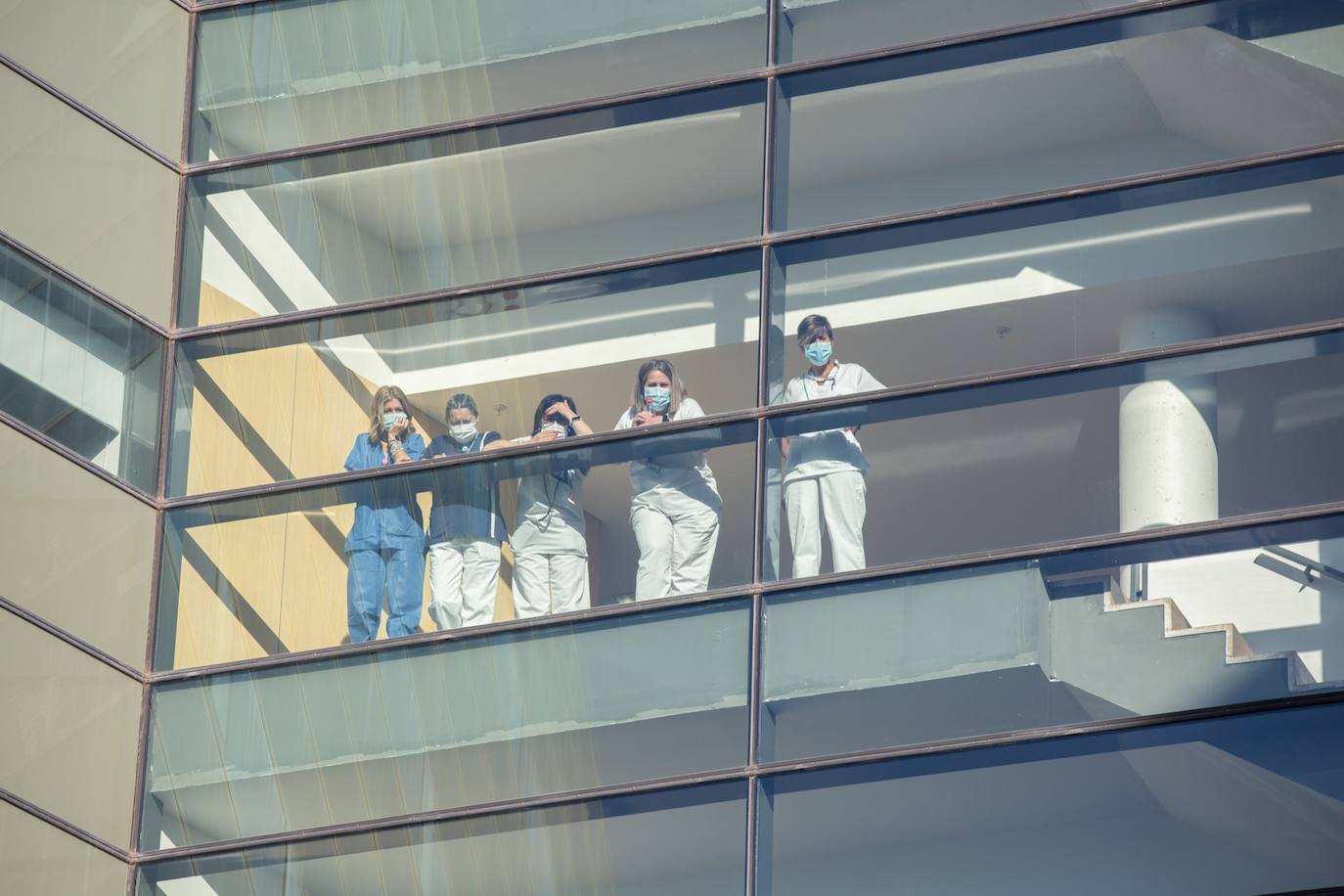 Bajo el lema 'Música para celebrar la vida' este medio centenar de jóvenes músicos han querido con su concierto a las puerta del hospital transmitir un mensaje de esperanza