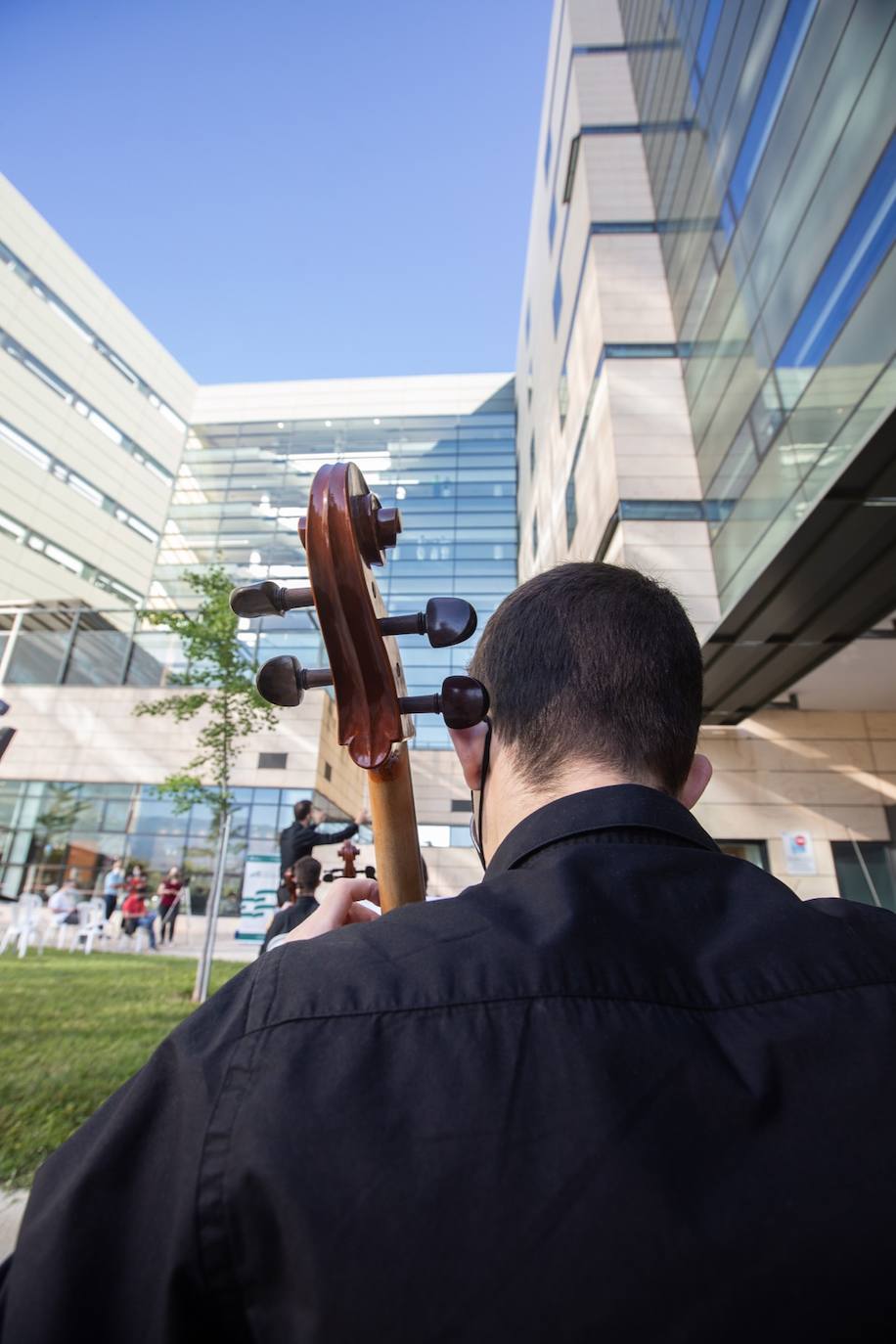 Bajo el lema 'Música para celebrar la vida' este medio centenar de jóvenes músicos han querido con su concierto a las puerta del hospital transmitir un mensaje de esperanza