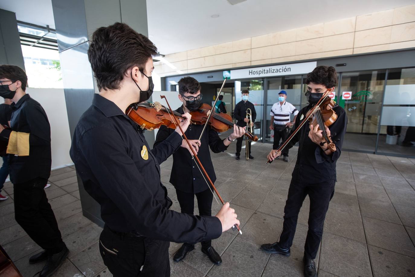 Bajo el lema 'Música para celebrar la vida' este medio centenar de jóvenes músicos han querido con su concierto a las puerta del hospital transmitir un mensaje de esperanza