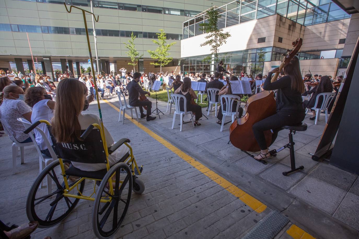 Bajo el lema 'Música para celebrar la vida' este medio centenar de jóvenes músicos han querido con su concierto a las puerta del hospital transmitir un mensaje de esperanza