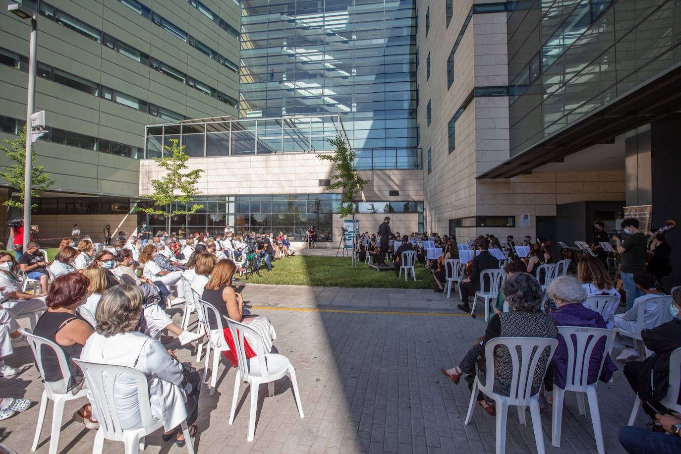 Bajo el lema 'Música para celebrar la vida' este medio centenar de jóvenes músicos han querido con su concierto a las puerta del hospital transmitir un mensaje de esperanza