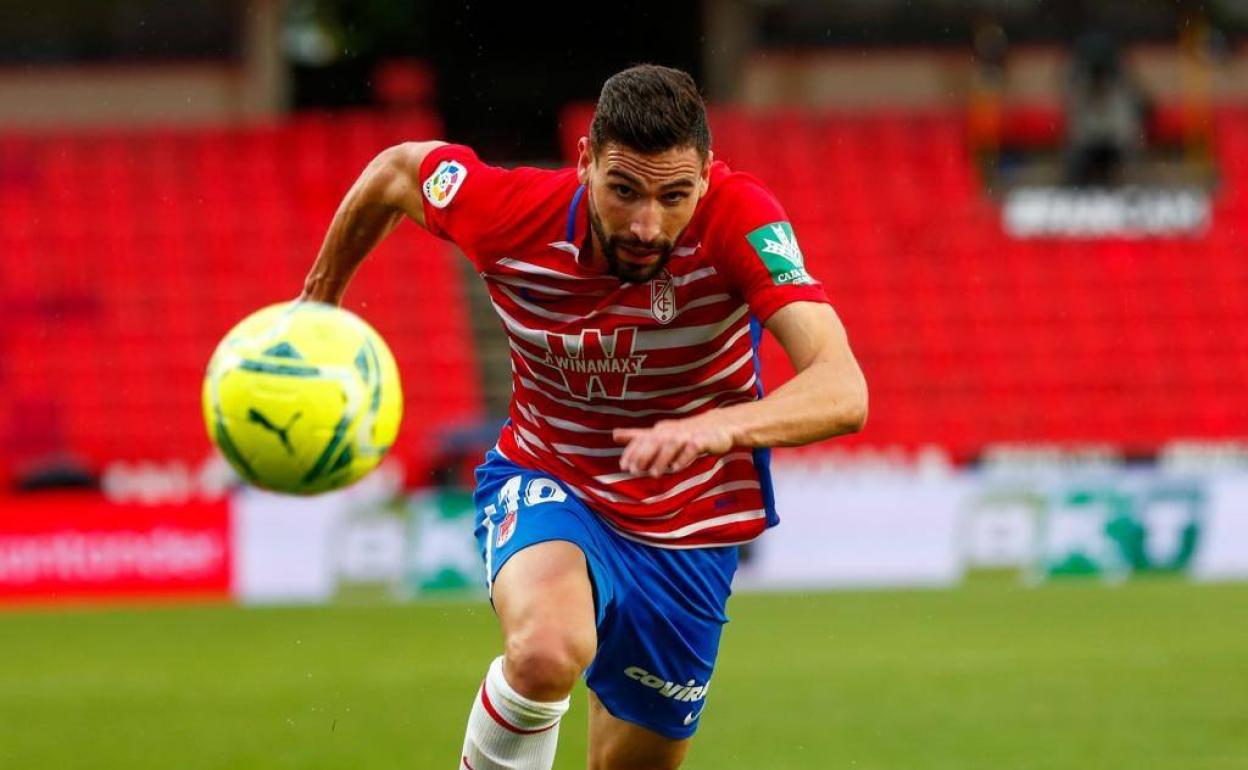 Antonio Puertas persigue un balón al 'sprint'.