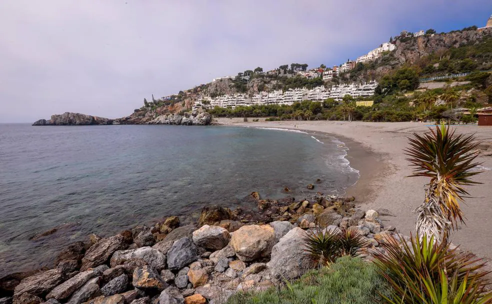 La cala tiene 250 metros de longitud y unos arrecifes repletos de corales